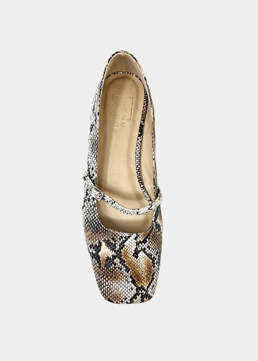 ADELE Flat Soccer Shoes