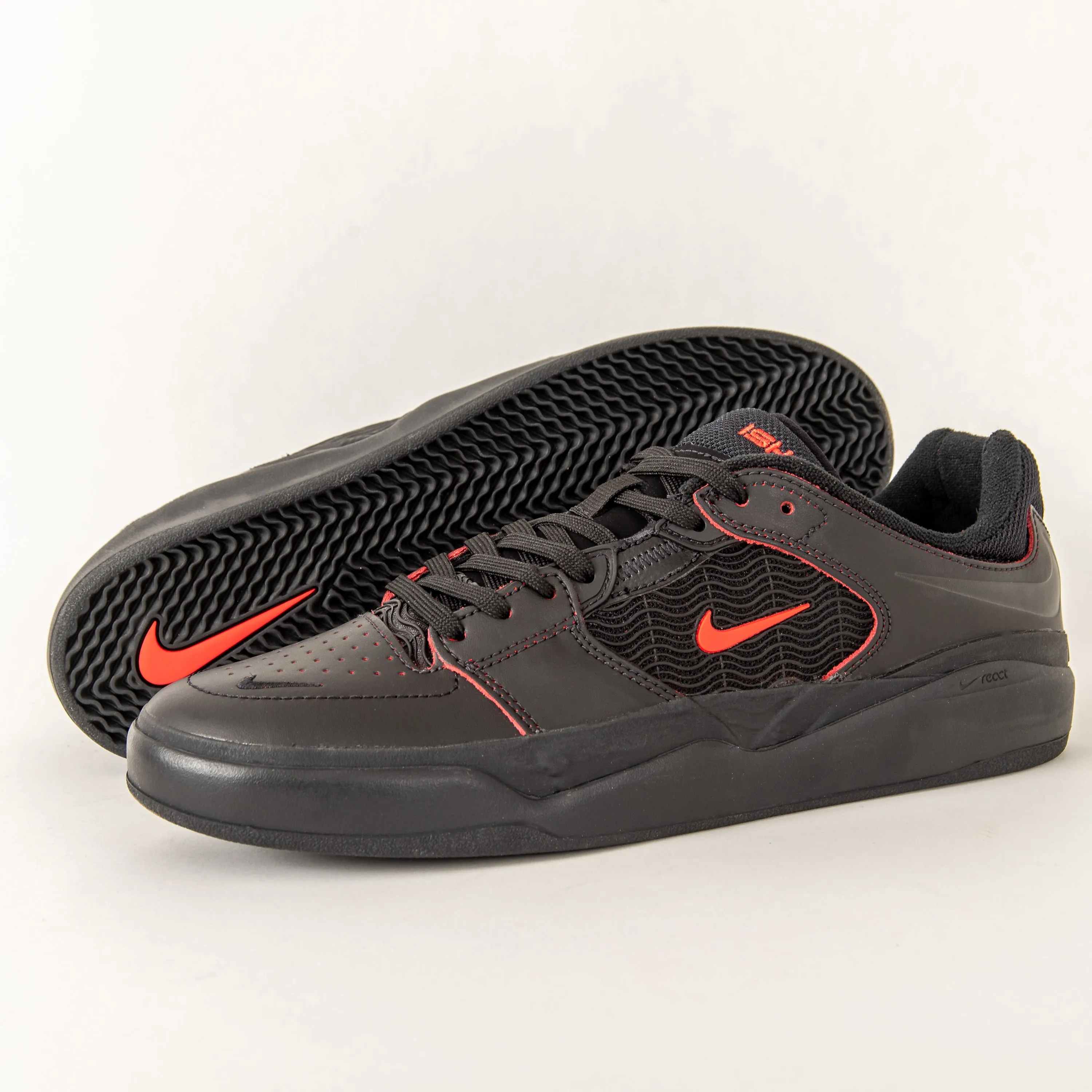 Nike SB - Ishod PRM L (Black/University Red/Black) *SALE 2012 Team Basketball Shoes