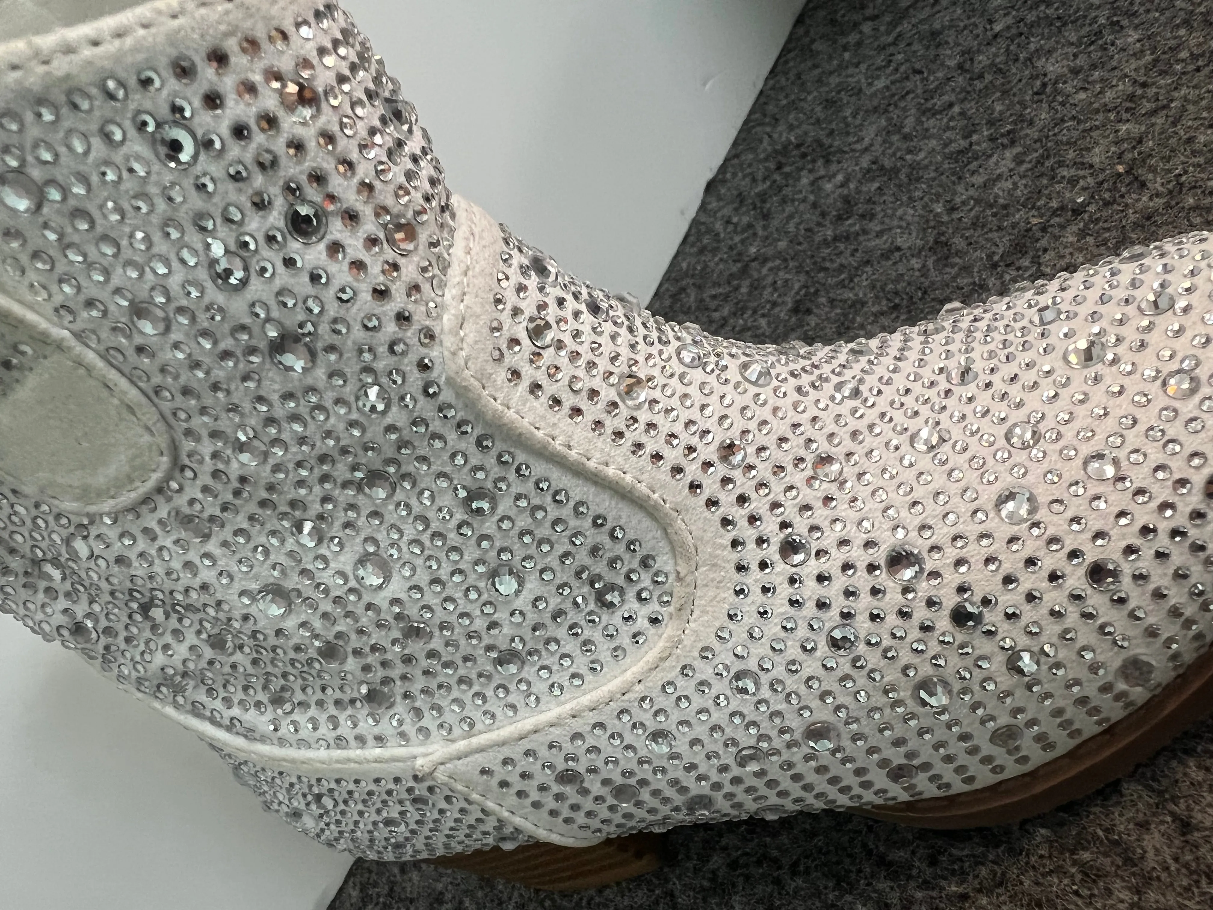 RIVER-01K KIDS White These Boots Are Made For Walking